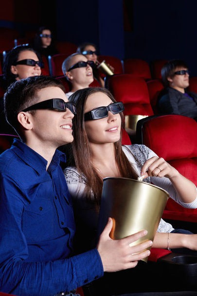assistir a um filme em óculos 3D
 - Foto, Imagem