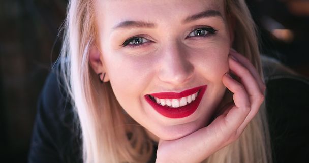 Beautiful blonde woman smiling to the camera - Foto, afbeelding