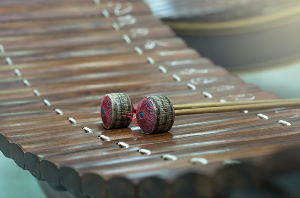 Primer plano Instrumento musical tailandés (Alto xilófono) con castañuelas, instrumento asiático
 - Foto, imagen