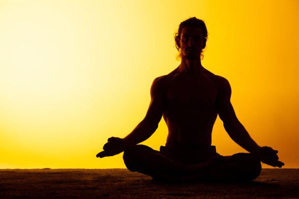 L'uomo che pratica yoga alla luce del tramonto
 - Foto, immagini