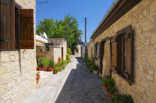 Omodos, Kıbrıs - 1 Eylül 2015: Eski köy Omodos Troodos Dağları'nda Dar sokaklarda görünümünü - Fotoğraf, Görsel