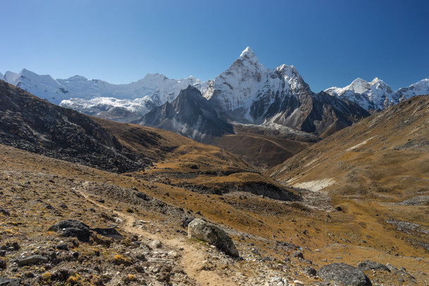 Ama Dablam mountain peak and trekking trail from Kongma la pass - Φωτογραφία, εικόνα