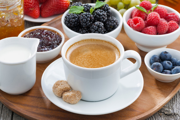 вкусный завтрак с кофе, свежими ягодами и блинами
 - Фото, изображение