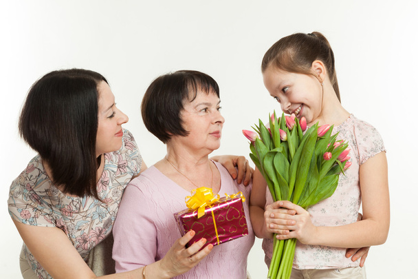 the daughter and the granddaughter give a bouquet - Foto, Imagen