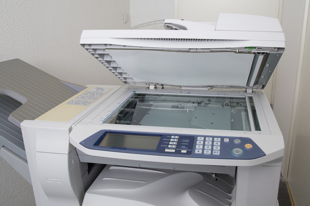 Офісна копіювальна машина під білим тлом
 - Фото, зображення