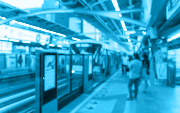 Abstracte wazig foto van sky treinstation met mensen achtergrond, blauwe kleurtoon - Foto, afbeelding