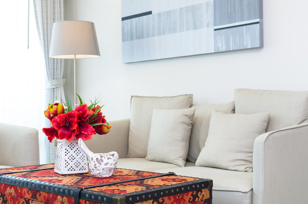 Fiore di fiocco nel soggiorno interno di lusso
 - Foto, immagini