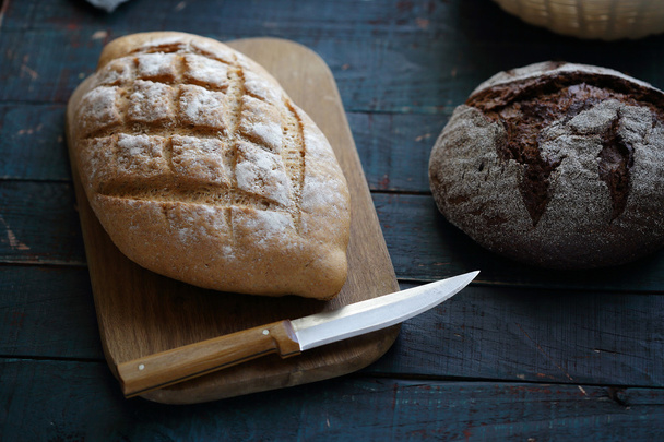 bread and knife on chopping board - Foto, Imagen