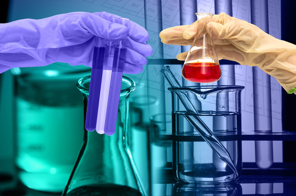 Хімічна лабораторія, вчений скинув реагент у тестову колбу
 - Фото, зображення
