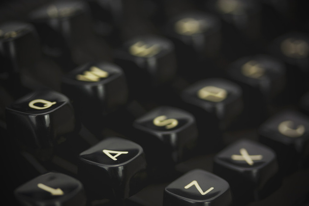 Fechar as teclas de letras numa máquina de escrever antiga. Filtro vintage um
 - Foto, Imagem