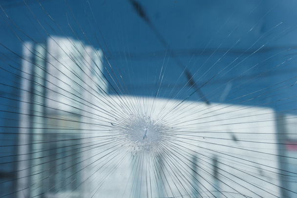 Пулевые отверстия в окне магазина в городе
 - Фото, изображение