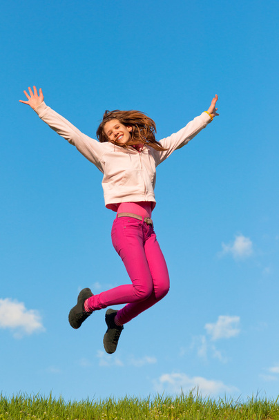 Söpö teini tyttö hyppää ilolla aurinkoisella kevätpäivällä
 - Valokuva, kuva