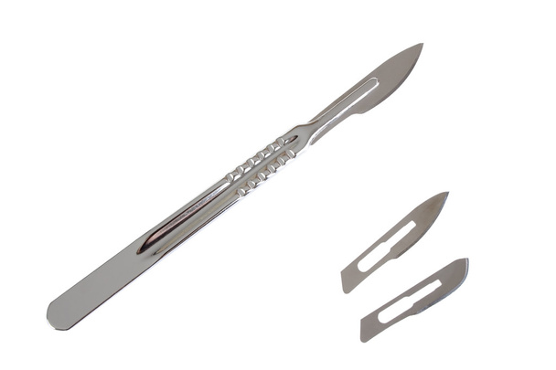Bisturí para cirujanos con cuchillas
 - Foto, imagen
