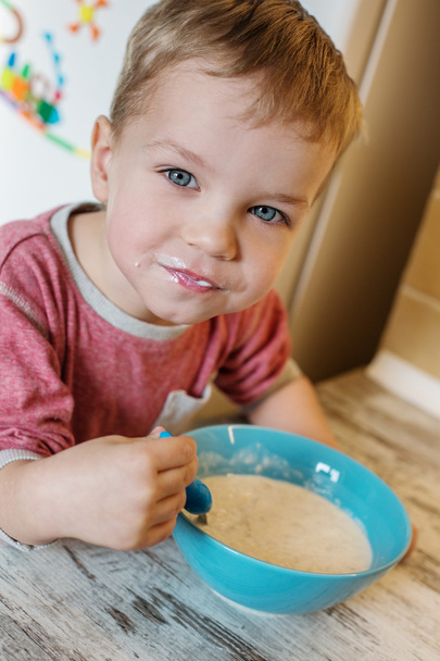 Cute little boy eating cereal - Zdjęcie, obraz