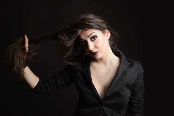 brunetka dlouhé vlasy na černém pozadí - Fotografie, Obrázek