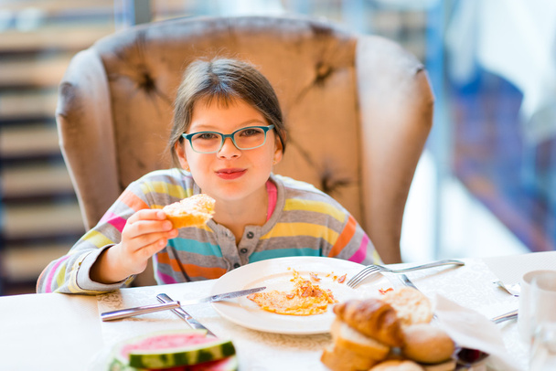 Mooi meisje eten ontbijt  - Foto, afbeelding