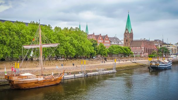 Ιστορική πόλη της Βρέμης με ποταμού Weser, Γερμανία - Φωτογραφία, εικόνα