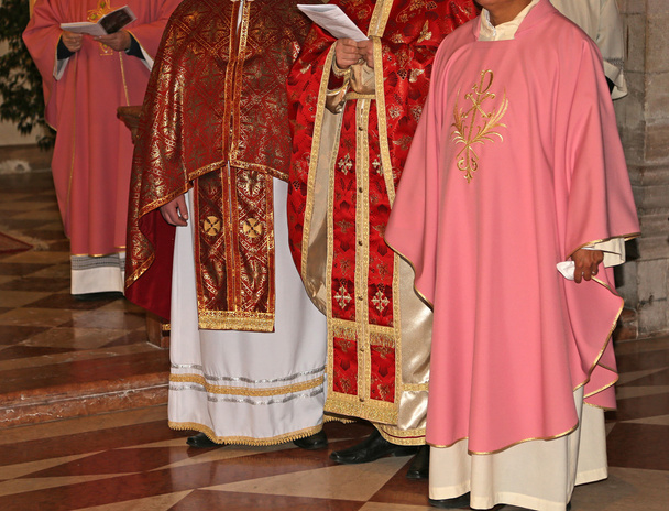  священники с рясой в церкви во время Святой Мессы
 - Фото, изображение