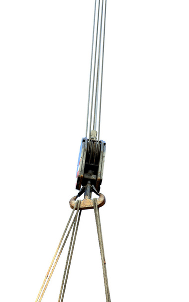  polea con robustos cables de acero para levantar cargas durante la carga
 - Foto, Imagen
