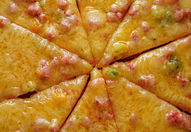 スライス チーズ ピザのクローズ アップ - 写真・画像