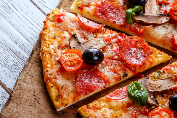 Délicieuse pizza fraîche aux champignons, cerise et pepperoni servir
 - Photo, image