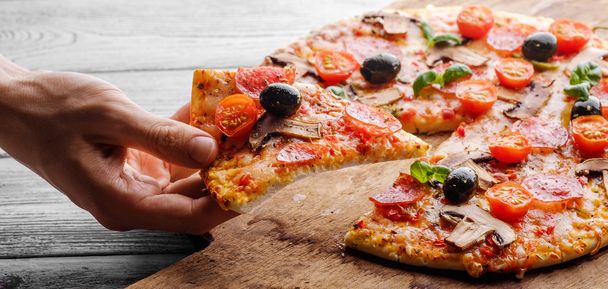 mužské ruky výdeje dobrá pizza řezy. - Fotografie, Obrázek