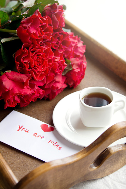 Kawa i czerwone róże dla ukochanej kobiety - Zdjęcie, obraz