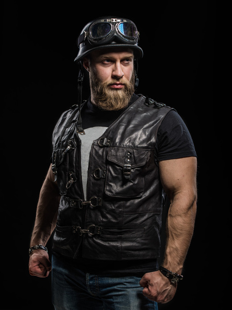 Retrato Hombre motorista barbudo guapo en chaqueta de cuero y casco
 - Foto, Imagen