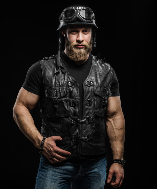 Portrait bel homme barbu motard en cuir veste et casque
 - Photo, image