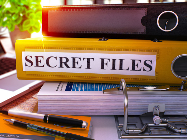 Gelber Büroordner mit Beschriftung geheime Dateien. - Foto, Bild