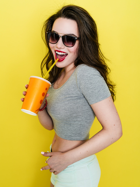 Atractiva mujer blanca alegre con una taza de papel de jugo
 - Foto, imagen