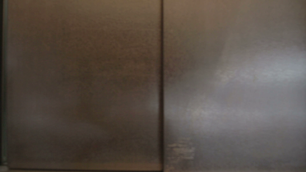 Pollo en ascensor puerta apertura y cierre
 - Metraje, vídeo