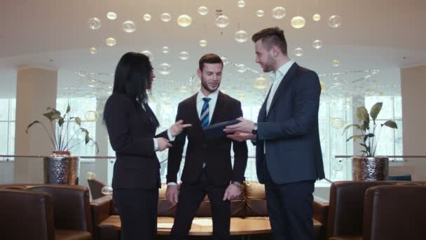 Three businessmen communicate in the hall - Filmagem, Vídeo