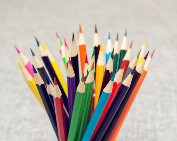 lápices de colores están en un stand
 - Foto, imagen