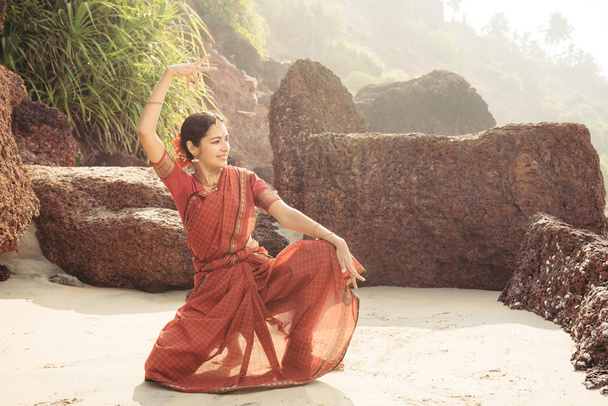 Beautiful indian woman dancer in traditional clothing - Fotó, kép