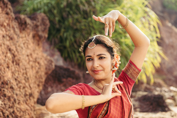 Όμορφη ινδική γυναίκα χορεύτρια με παραδοσιακή ενδυμασία - Φωτογραφία, εικόνα