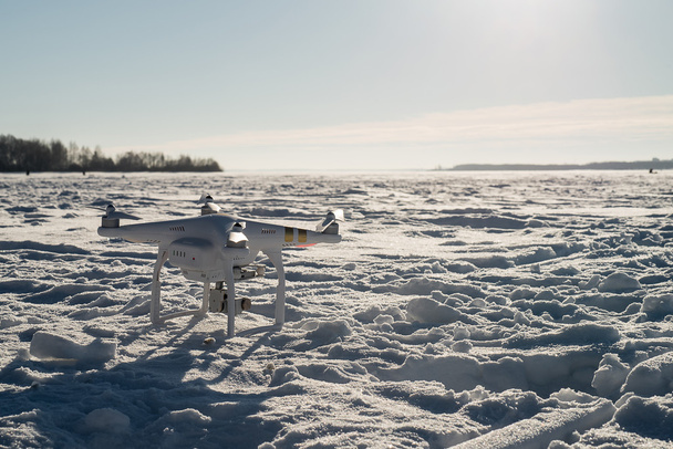 Copter quadruple drone blanc avec volant dans le ciel bleu
 - Photo, image