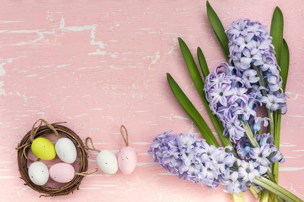 Fond de Pâques avec des fleurs et des œufs de Pâques décoratifs. Vue du dessus
 - Photo, image
