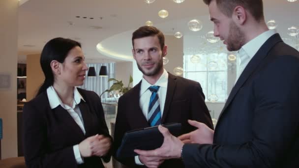 Három üzletemberek kommunikálni a teremben - Felvétel, videó