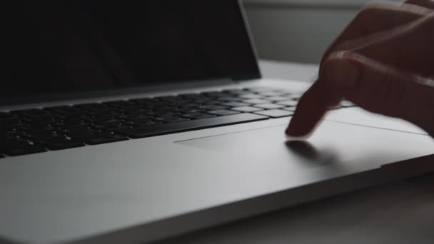 Businesswoman hands working on laptop computer - Filmagem, Vídeo