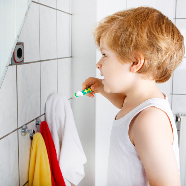 Bello bambino ragazzo lavarsi i denti, in casa
 - Foto, immagini