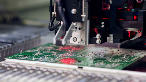 Máquina de tecnología de montaje en superficie coloca elementos en placas de circuitos
 - Imágenes, Vídeo