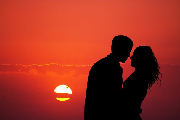пара цілується на заході сонця
 - Фото, зображення