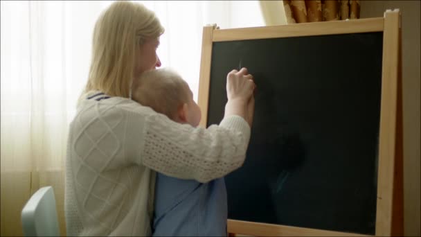 Mutter lehrt Sohn Zahlen - Filmmaterial, Video