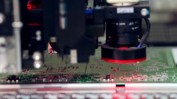 Máquina de tecnología de montaje en superficie coloca elementos en placas de circuitos
 - Imágenes, Vídeo