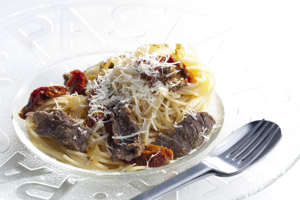 spaghetti con carne di manzo e pomodori secchi
 - Foto, immagini
