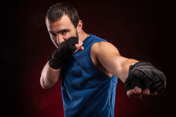 Boxeador muscular en el estudio de tiro
 - Foto, imagen