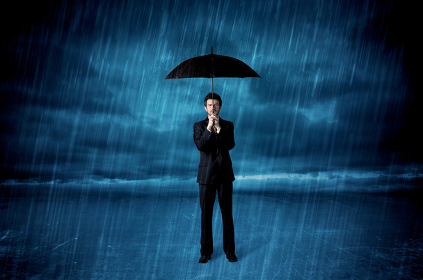 Homem de negócios de pé na chuva com um guarda-chuva - Foto, Imagem