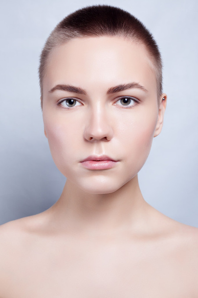 Gyönyörű fiatal nő tiszta friss arcbőrt közelről  - Fotó, kép