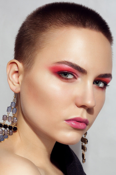 Beautiful fashion model Woman brunette short hair and red eyelids - Fotó, kép
